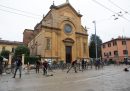 Persone al lavoro per i danni su una strada di Bologna