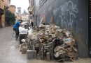 Oggetti accatastati su una strada di Bologna