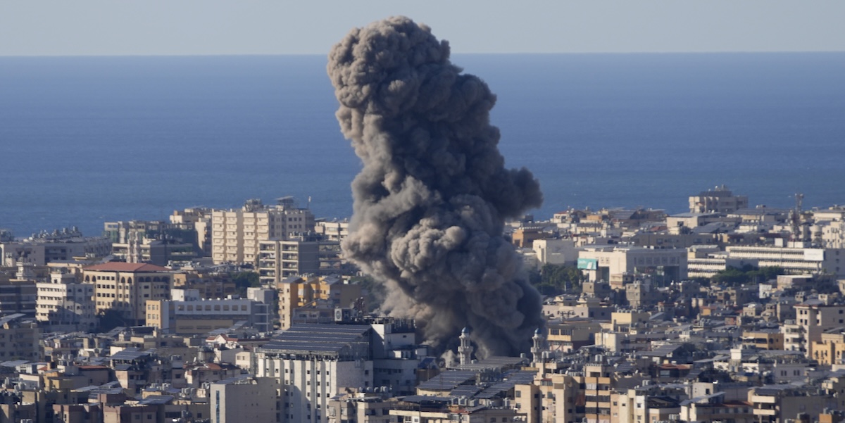 Un bombardamento israeliano sul quartiere di Dahieh, a Beirut, il 19 ottobre (AP Photo/Hussein Malla)