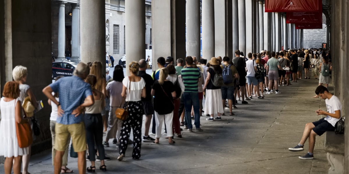 Persone in fila per entrare alla Galleria degli Uffizi, a Firenze