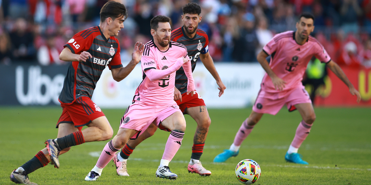 Lionel Messi, 37 anni, in mezzo a due avversari; gioca nell'Inter Miami dall'estate del 2023 (Vaughn Ridley/Getty Images)