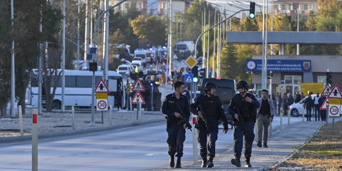 Agenti di sicurezza dopo l'attacco vicino ad Ankara, mercoledì 23 ottobre (AP Photo)