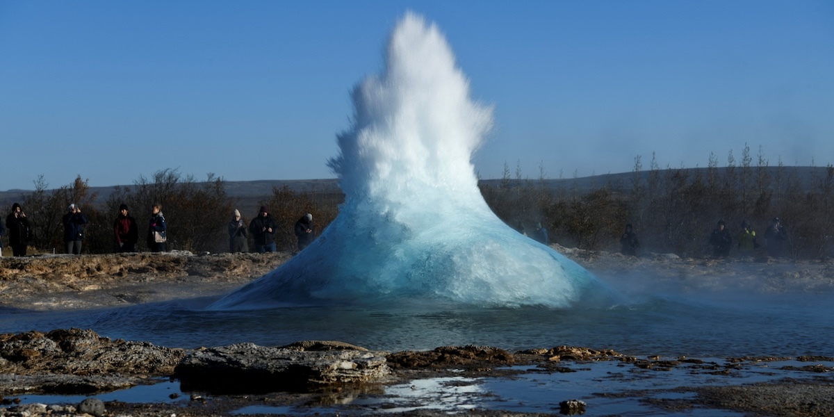 Un geyser fotografato durante un'eruzione