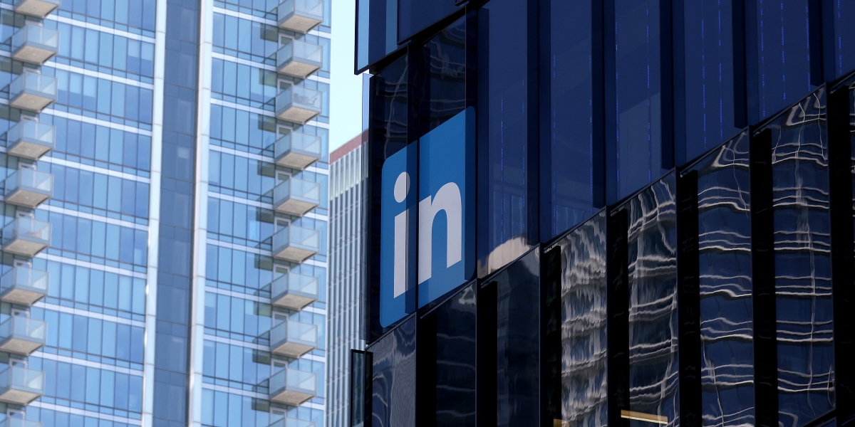 Il logo di LinkedIn su uno dei suoi uffici (Justin Sullivan/Getty Images)