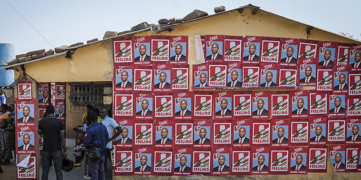 Un muro coperto di manifesti elettorali di Daniel Chapo a Maputo in Mozambico (AP Photo/Carlos Uqueio)