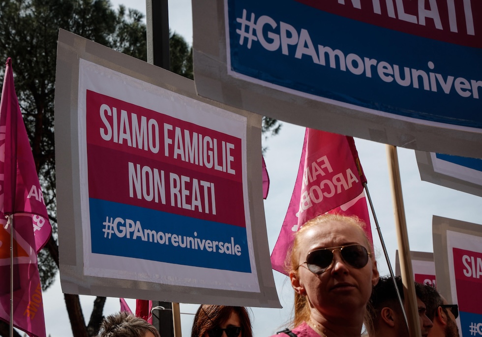 Una manifestazione a Roma contro la legge che ha reso la gestazione per altri un "reato universale" (ANSA/GIUSEPPE LAMI)