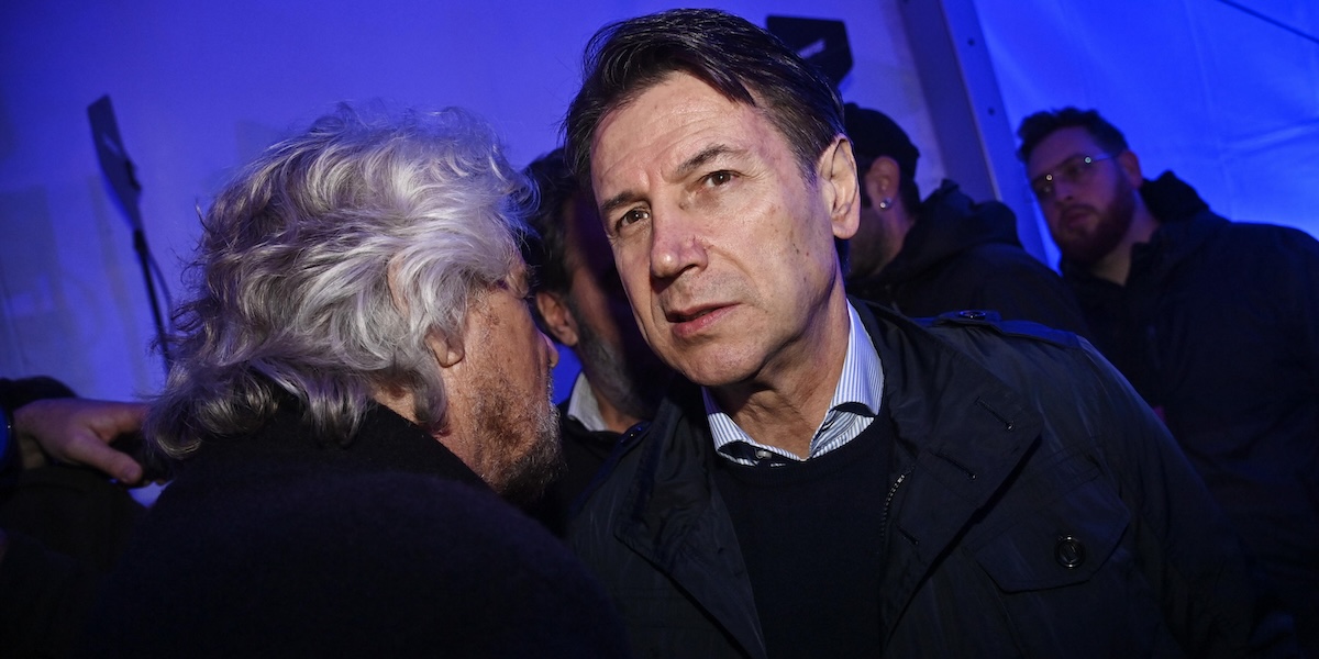 Beppe Grillo, di spalle, e Giuseppe Conte (ANSA/RICCARDO ANTIMIANI)