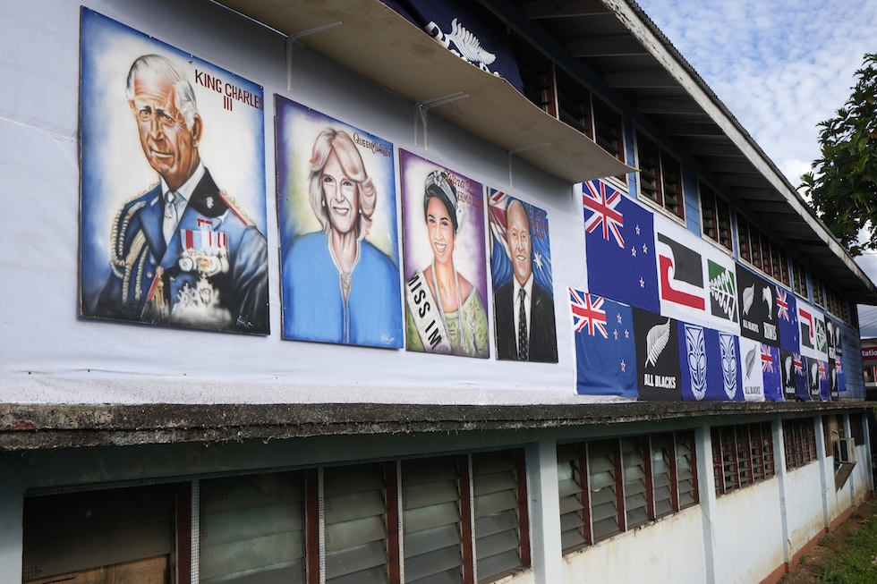 Ritratti di Carlo III e della regina Camilla esposti in una scuola a Apia, alle Samoa, il 20 ottobre 