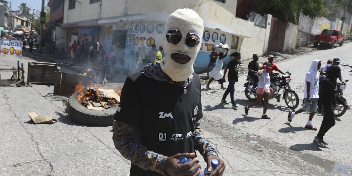 Un uomo durante una protesta per chiedere maggiore protezione contro le bande criminali, a Port-au-Prince (AP Photo/Odelyn Joseph)