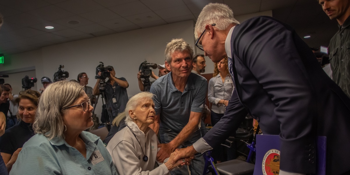 Il procuratore George Gascón stringe la mano a Joan VanderMolen (sorella di Kitty Menéndez) accanto ad altri membri della famiglia, durante la conferenza stampa del 24 ottobre 2024 (Photo by Apu Gomes/Getty Images)