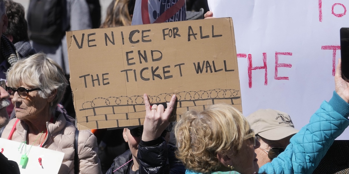 Un cartello di protesta contro il biglietto a pagamento per visitare Venezia