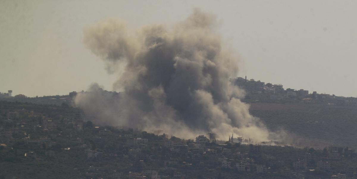 Un attacco israeliano sul comune di Mansouri, nel sud del Libano, 24 ottobre 2024 (AP Photo/Mohammed Zaatari)