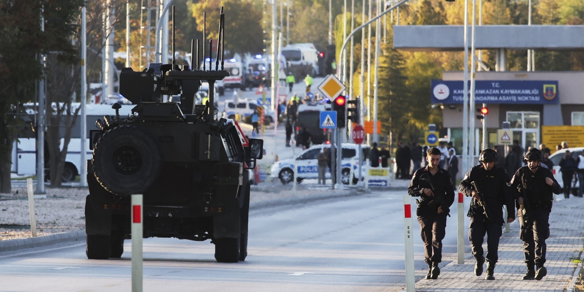 Un mezzo corazzato e agenti delle forze dell'ordine fuori dalla sede della TUSAS mercoledì, dopo l'attacco armato rivendicato dal PKK (Yavuz Ozden/Dia Photo via AP)