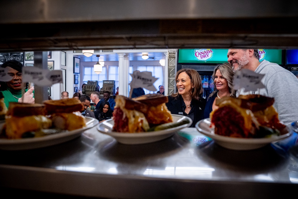 Kamala Harris visita il ristorante “Famous 4th Street Delicatessen” a Philadelphia,