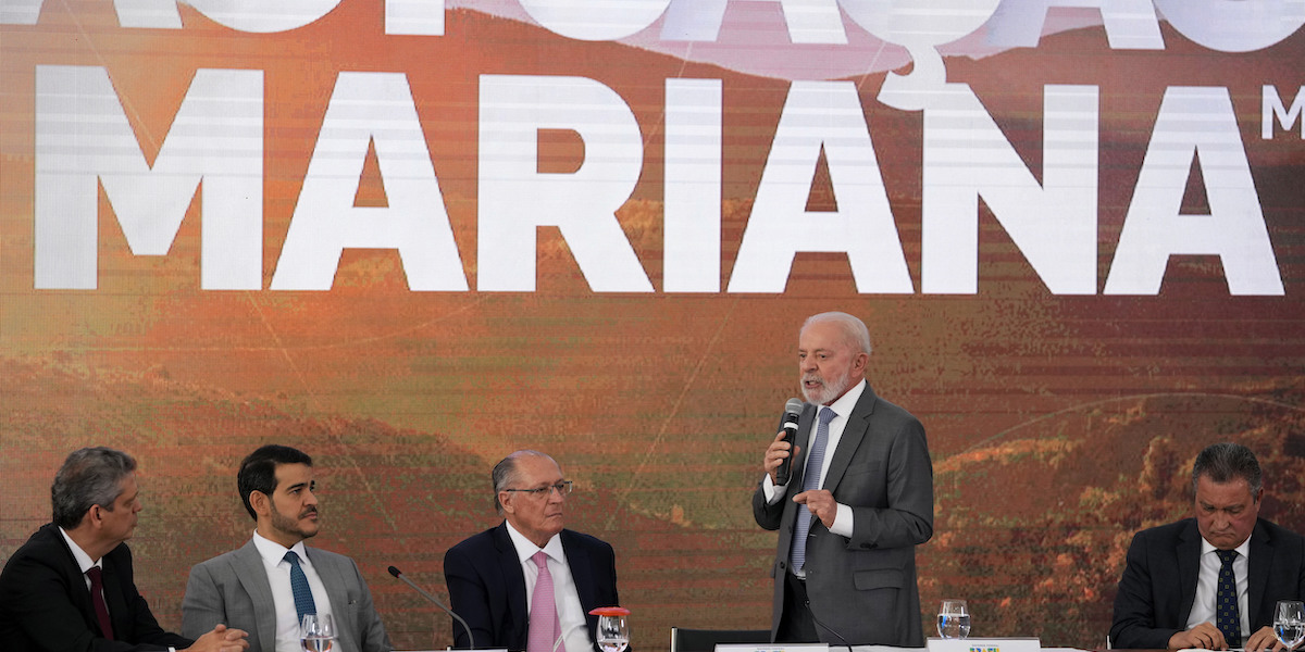 Il presidente brasiliano Luiz Inacio Lula da Silva parla durante l'evento per la firma dell'accordo con Vale e BHP (AP Photo/Eraldo Peres)