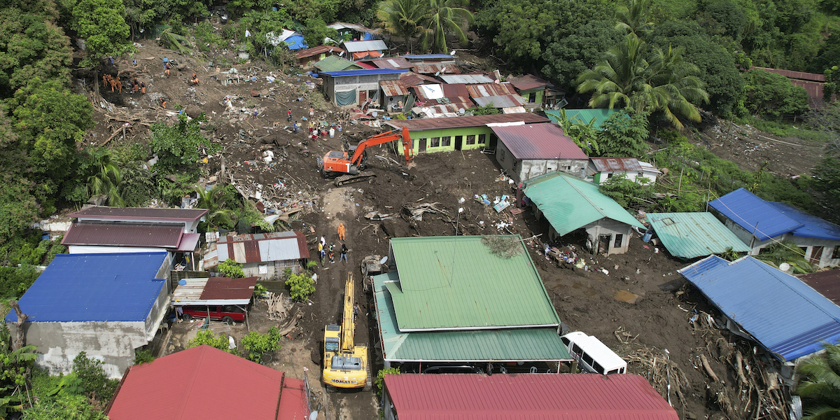 Talisay, nella provincia di Batangas, dopo una frana causata dalla tempesta Trami il 26 ottobre 2024 (AP Photo/Aaron Favila)