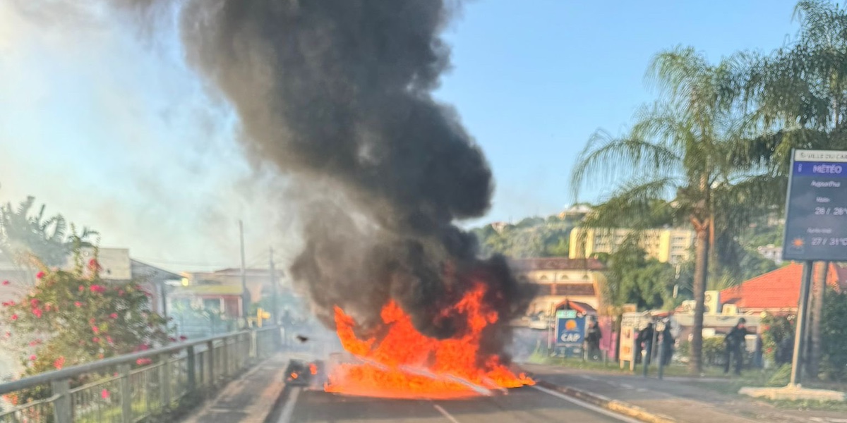 Una foto di un'auto a cui i manifestanti hanno dato fuoco pubblicata su X dalla gendarmeria francese (X/@Gendarmerie)