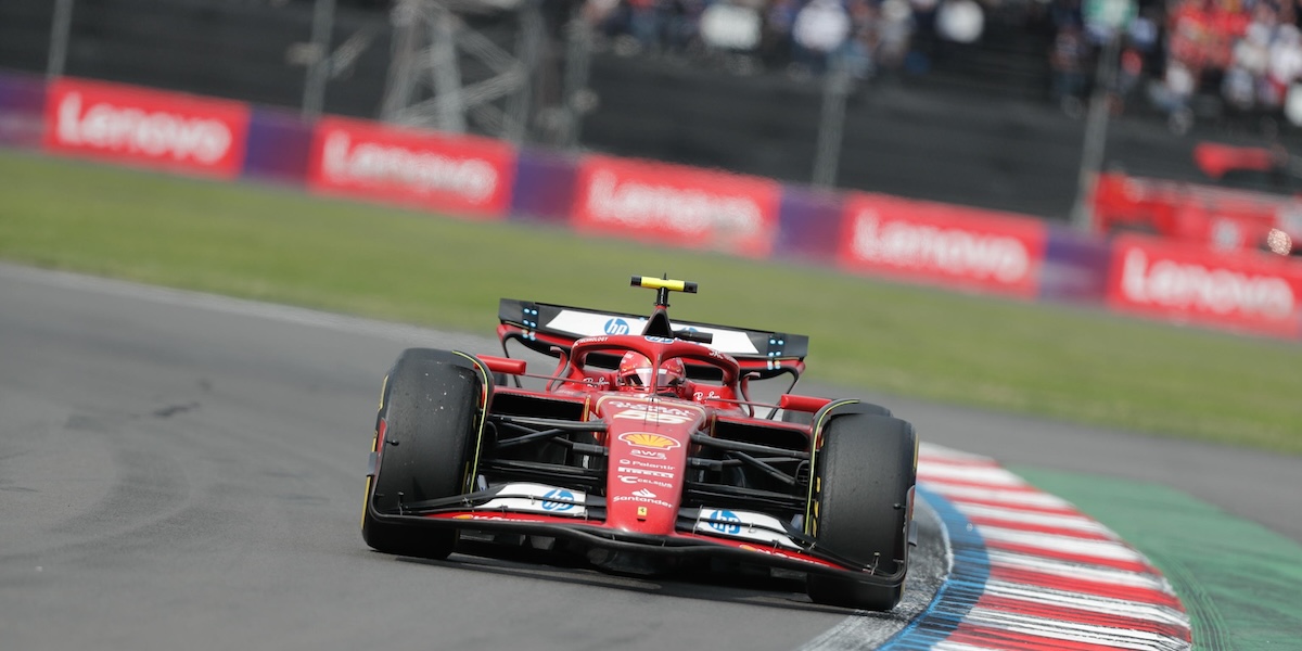 Carlos Sainz a bordo della Ferrari durante il Gran Premio del Messico di Formula 1 (EPA/MARIO GUZMAN/ANSA)