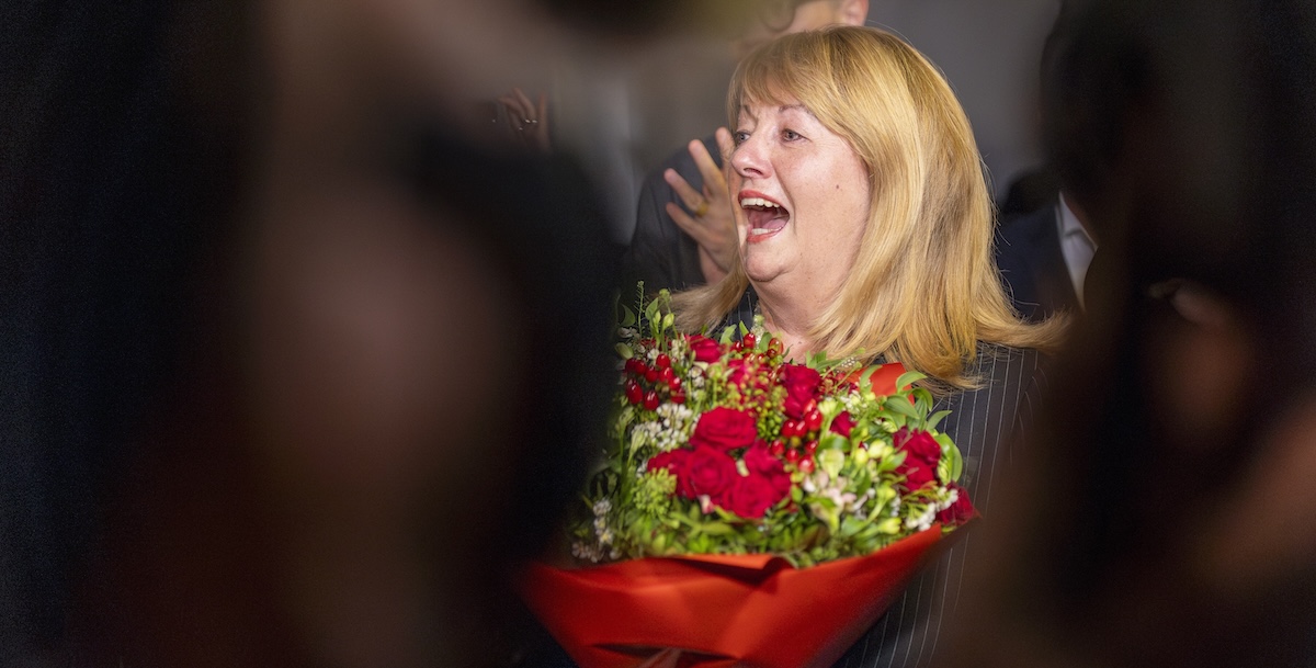 Vilija Blinkeviciute, leader dei Socialdemocratici, festeggia la vittoria alle elezioni (AP Photo/Mindaugas Kulbis)