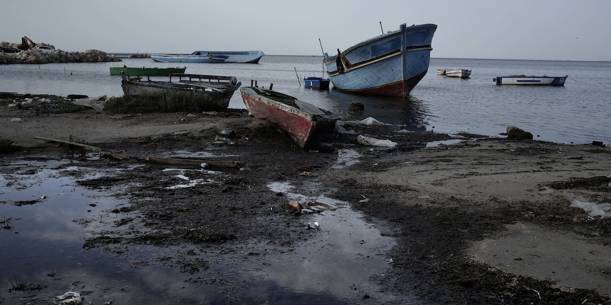 Imbarcazioni di migranti abbandonate sulle coste tunisine (AP Photo/Nariman El-Mofty)