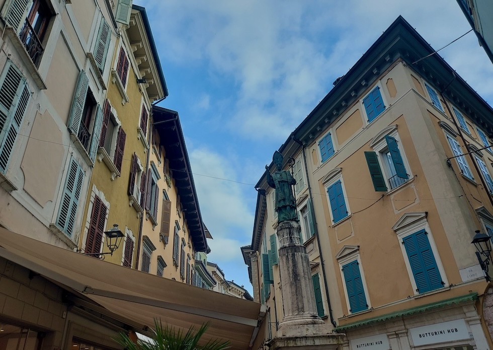 Una fotografia di via San Carlo a Salò