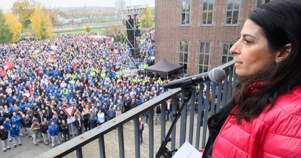 Daniela Cavallo mentre parla ai lavoratori nello stabilimento di Wolfsburg, il 28 ottobre