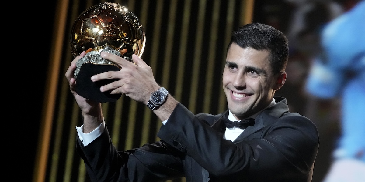 Rodri durante la premiazione (AP Photo/Michel Euler)