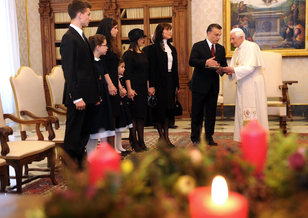 Il Papa ascolta Orban durante un incontro