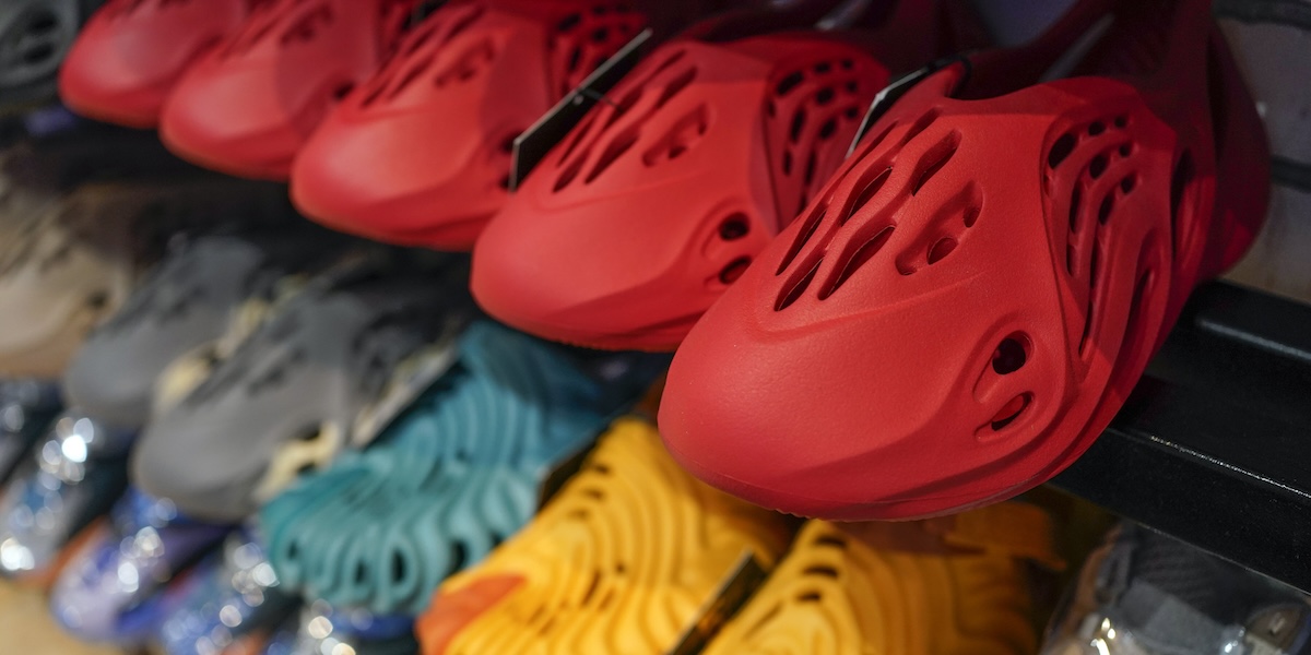 Alcuni modelli di sneaker Yeezy/Adidas (AP Photo/Seth Wenig)