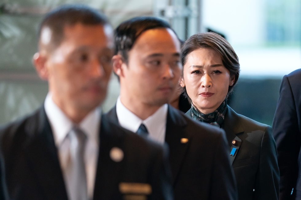 La ministra Junko Mihara in fila dietro due altri ministri di governo