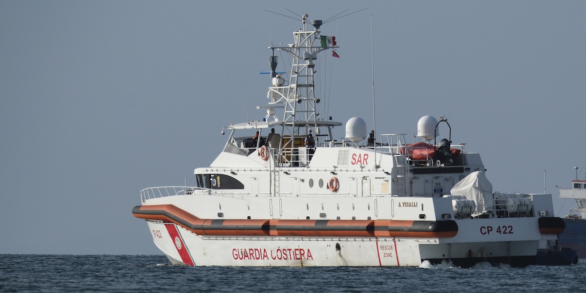 Una nave della Guardia costiera lascia il porto di Shengjin, in Albania, per tornare in Italia, 19 ottobre 2024 (AP Photo/ Vlasov Sulaj)