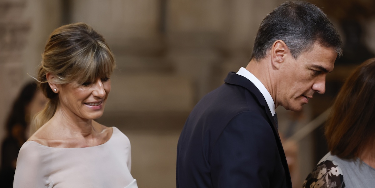 Begoña Gómez e Pedro Sánchez durante una cerimonia al palazzo reale di Madrid, 19 giugno 2024 (Juan Medina/ Pool Photo via AP)