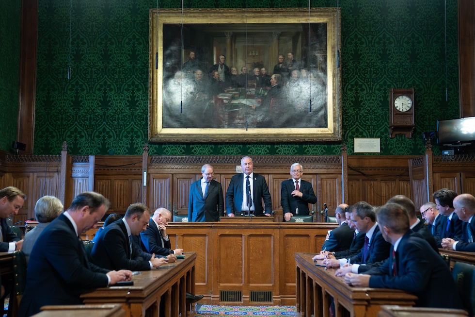 Il presidente del 1922 Committee (l'organo direttivo che organizza le primarie) Bob Blackman annuncia i risultati dell'ultima votazione tra i deputati, il 9 ottobre a Londra