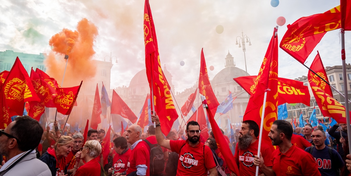 Manifestanti durante uno sciopero della CGIL (Marco Di Gianvito/ZUMA Press Wire/ANSA)