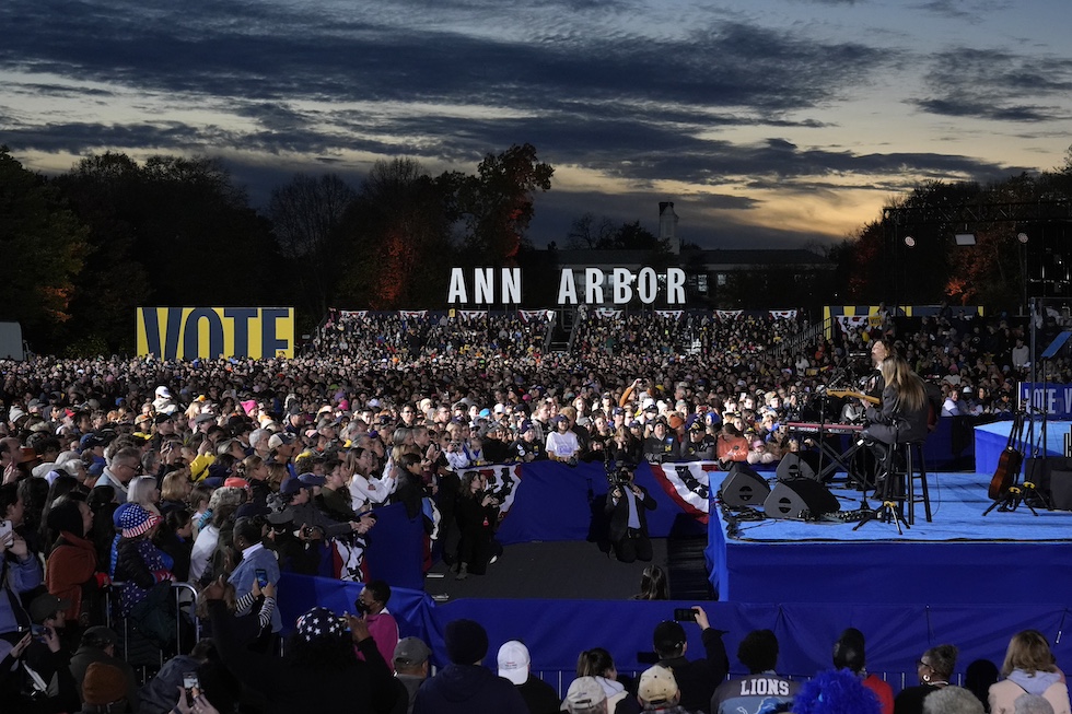 Un comizio di Kamala Harris e Tim Walz ad Ann Arbor, Michigan