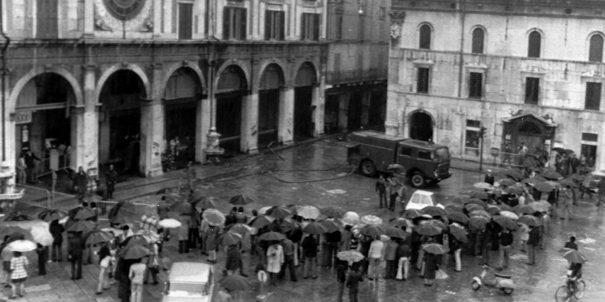 Piazza della Loggia a Brescia dopo l'attentato del 28 maggio 1974 (ANSA)