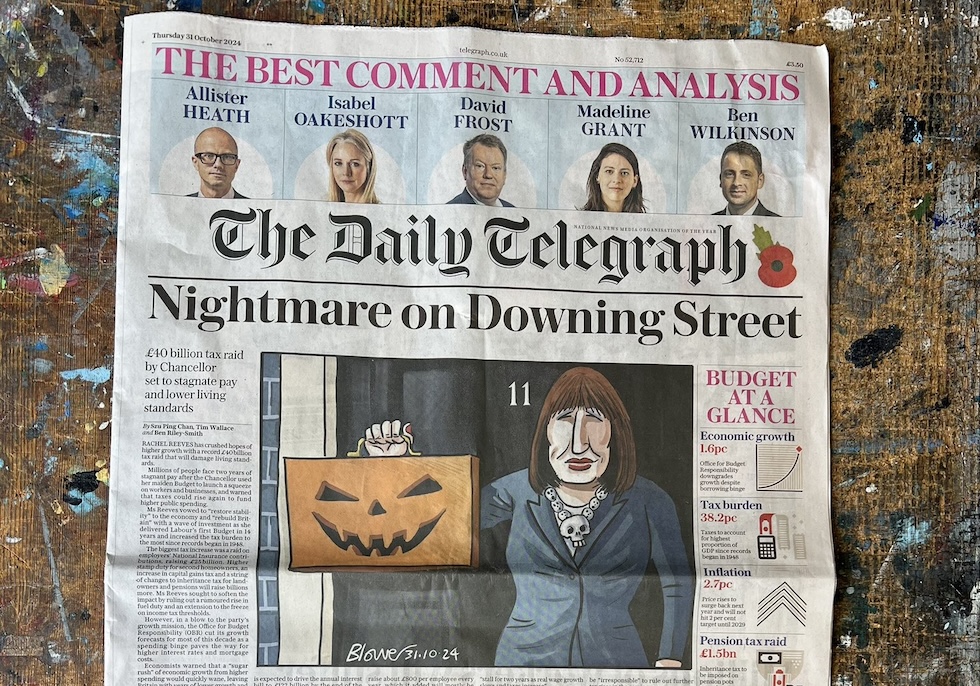 La vignetta del "Telegraph" che sfrutta la ricorrenza di Halloween per definire un "incubo" la legge di bilancio (dal profilo X dell'illustratore, Patrick Blower)