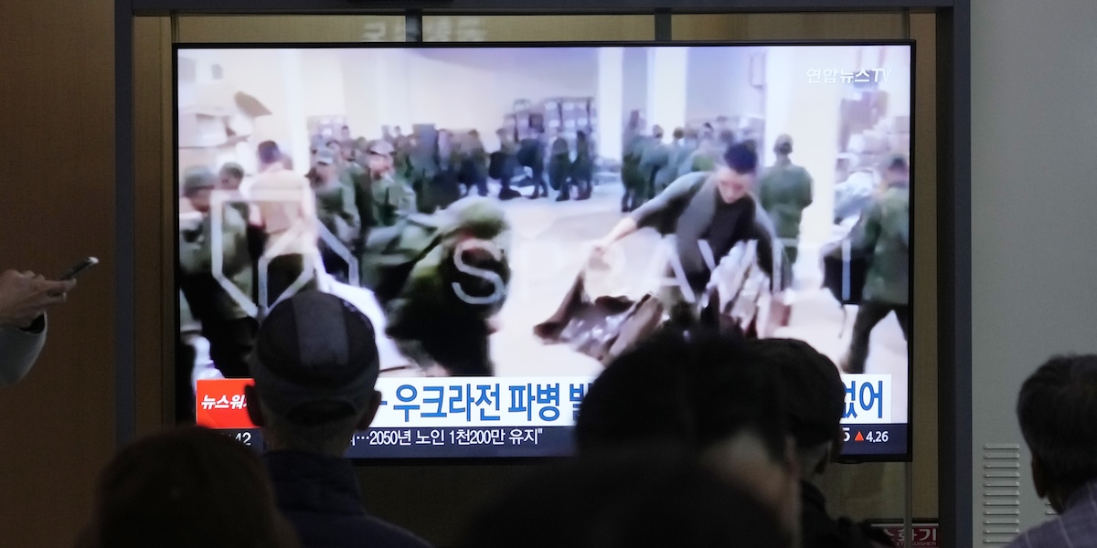 Soldati nordcoreani durante un addestramento, in un servizio televisivo trasmesso in una stazione a Seul, Corea del Sud, 21 ottobre (AP Photo/ Ahn Young-joon, File)