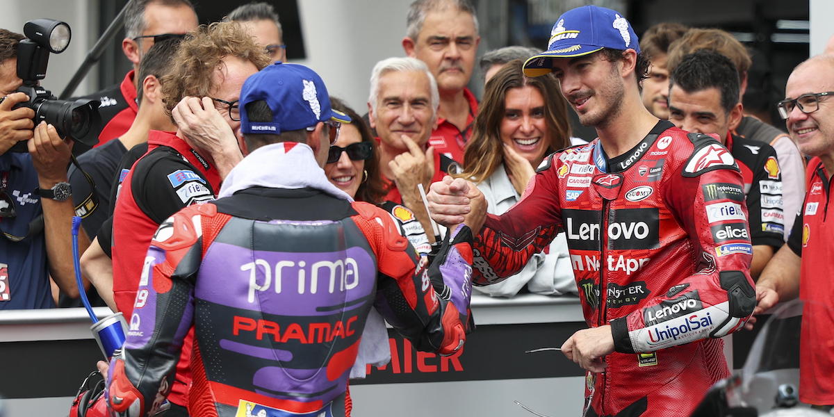 Il pilota italiano della Ducati Lenovo Francesco Bagnaia (a destra) e il pilota spagnolo del team Pramac Jorge Martin dopo la sessione di qualificazioni del Gran Premio della Malesia, Sepang, Malesia, 2 novembre 2024 (Epa/Fazry ismail) 