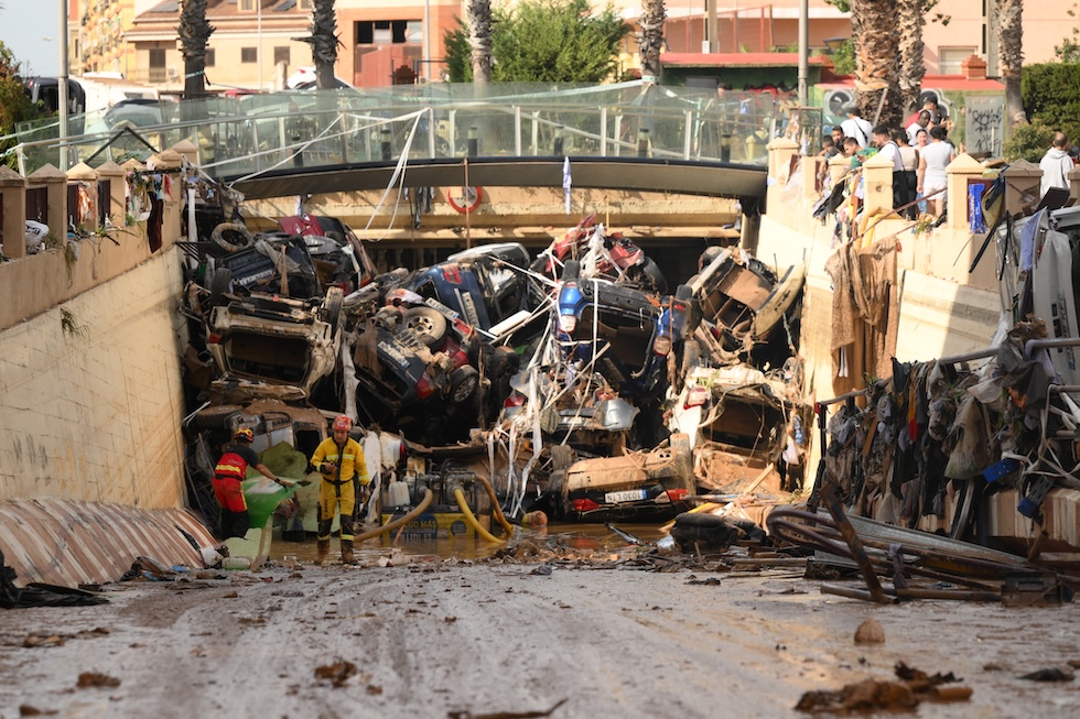 Il tunnel stradale completamente ostruito da rottami di automobili