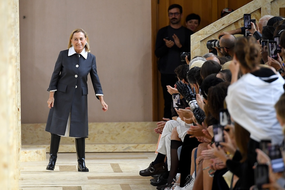 «Ogni mattina devo decidere se sono una quindicenne o una vecchia signora prossima alla morte», ha detto Miuccia Prada in <a href="https://www.vogue.com/article/miuccia-prada-march-cover-2024-interview">un'intervista a Vogue America</a> pubblicata nel marzo 2024. Qui, una foto di Prada dopo una sfilata di Miu Miu, Parigi, 1 ottobre 2019