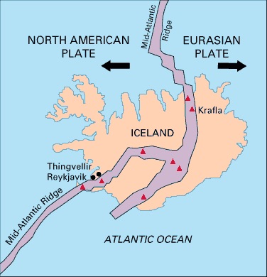 Una mappa dell’Islanda attraversata dalla dorsale medio-atlantica, con alcuni vulcani attivi segnalati da un triangolo rosso