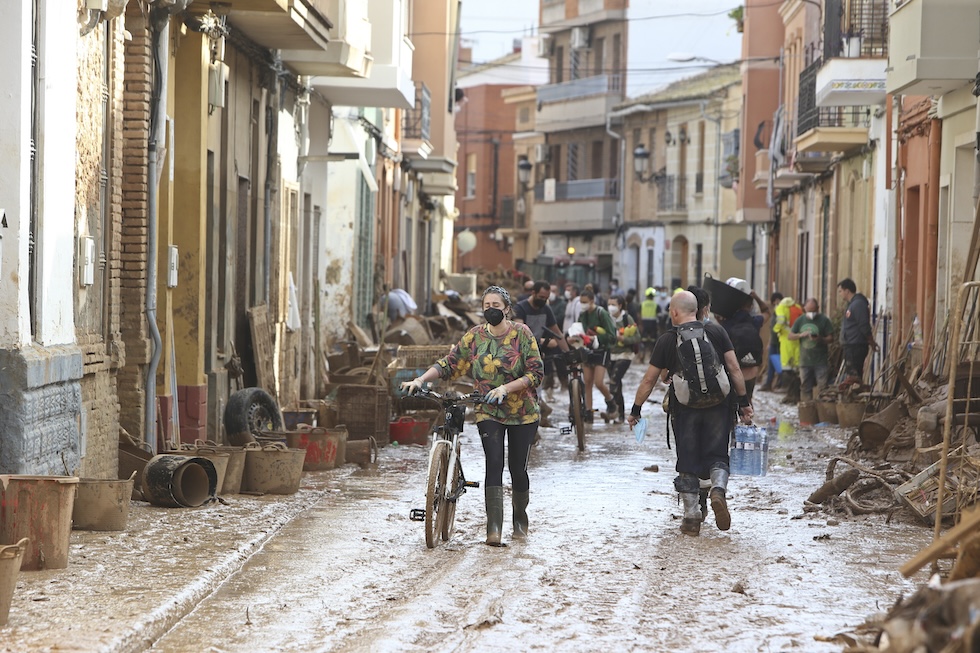 Una strada di Paiporta, il 3 novembre 