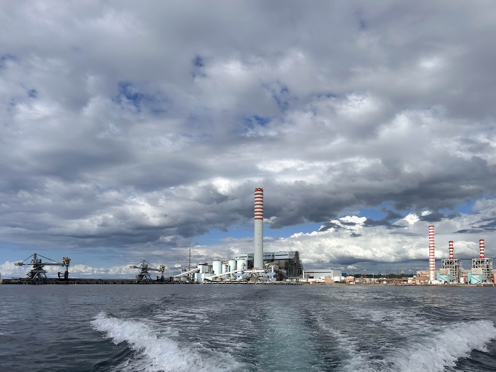 La centrale di Torrevaldaliga nord a Civitavecchia vista dal mare (foto Angelo Mastrandrea/Il Post)