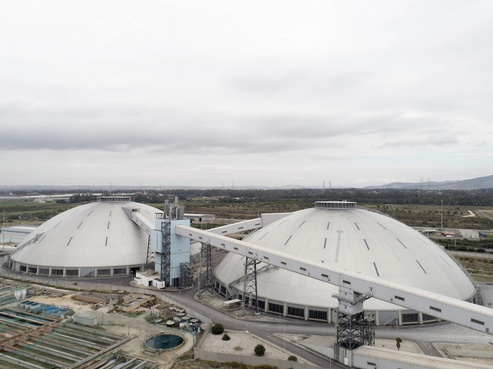 I due carbonili, chiamati «dome» della centrale di Torrevaldaliga nord (foto Rocco Rorandelli/Terra Project/Contrasto)