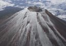 La cima del Monte Fuji con un sottile strato di neve