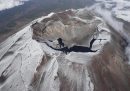 La cima del Monte Fuji con un sottile strato di neve; si vede bene la caldera (il Fuji è un vulcano)