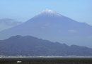 Il Monte Fuji con la cima innevata