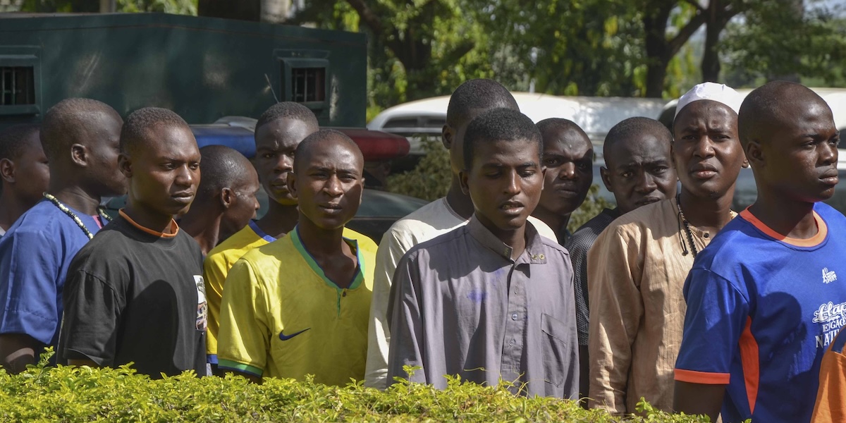 Alcuni dei ragazzi in questione fuori dal tribunale di Abuja, martedì 5 novembre (AP Photo/ Olamikan Gbemiga)