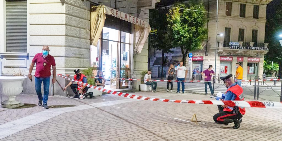 I rilievi da parte dei carabinieri in piazza Meardi, a Voghera, la notte della morte di Youns El Boussettaoui (Foto Ansa/Paolo Torres)